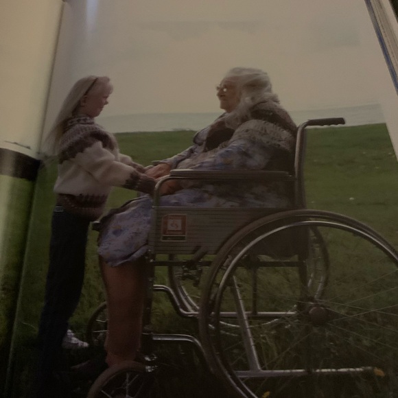 A Day In The Life of Canada MINT Hard Cover - Picture 8 of 8